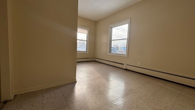 Building Photo - 5 Bedroom 1.5 Bath Spacious Apartment - Heat and Hot Water Included