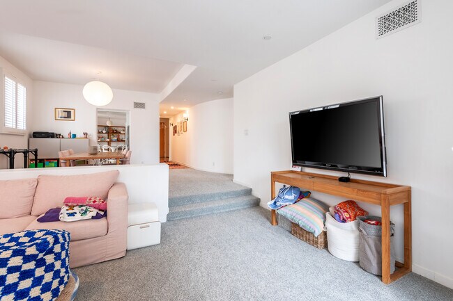 Building Photo - 15425 Antioch St