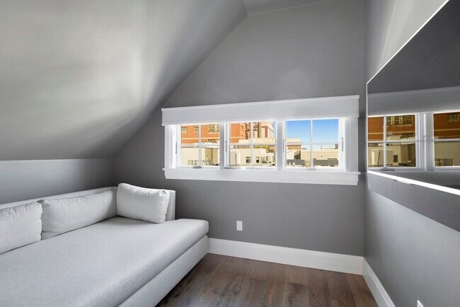 Building Photo - 719 E 2nd St