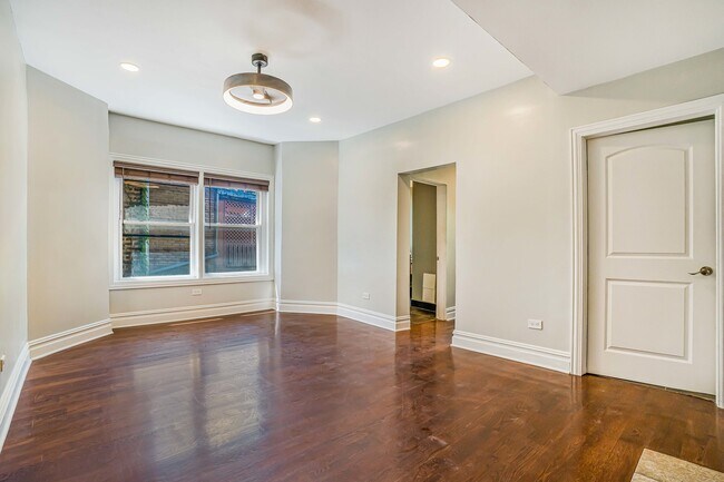 Building Photo - 4640 N Kenmore Ave