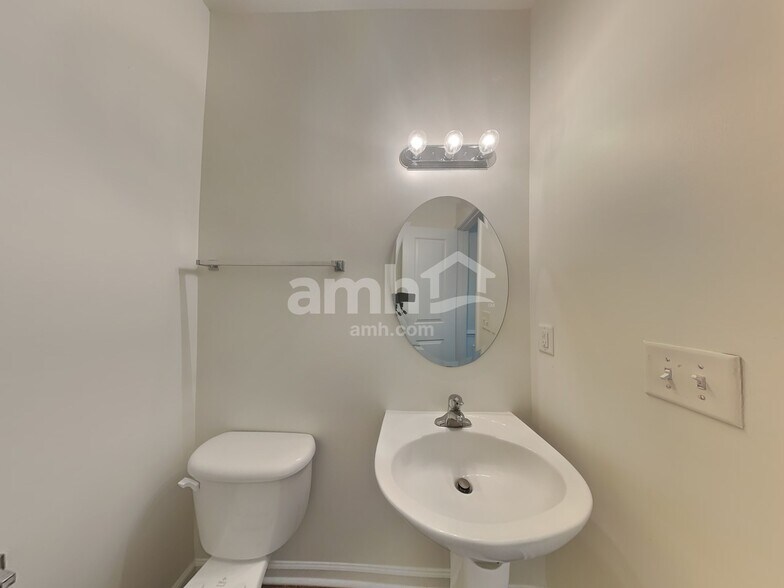 Building Photo - 6137 Kilchurn Dr