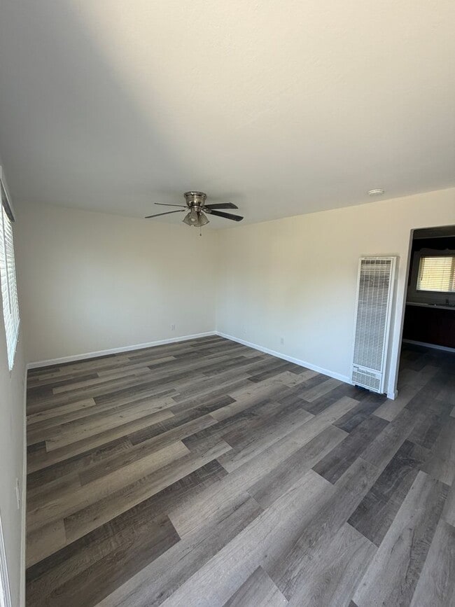 Building Photo - Recently Renovated 2BD/1BA Triplex Unit - Conveniently Located!