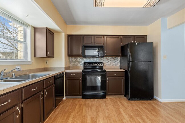 Building Photo - Beautifully maintained END UNIT townhouse in Robin meadows ready for you now!