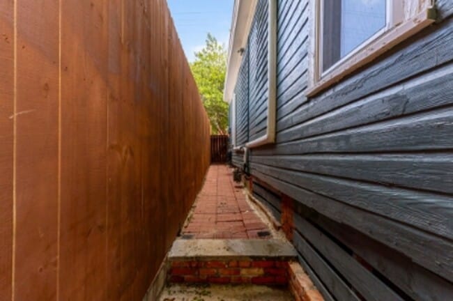 Building Photo - 1 Bedroom Duplex COMPLETELY UPDATED with D...