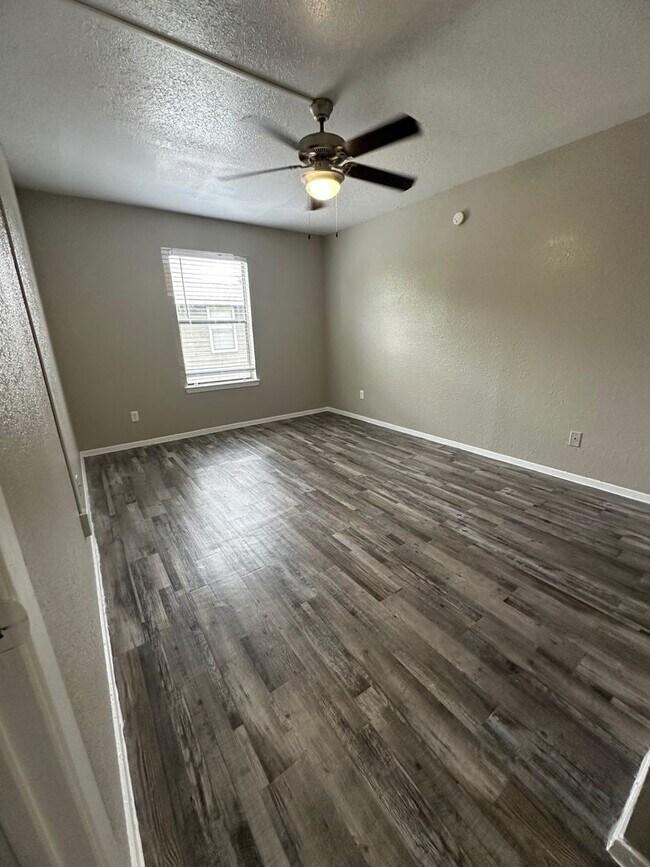 Building Photo - 1201 Park Vista Dr