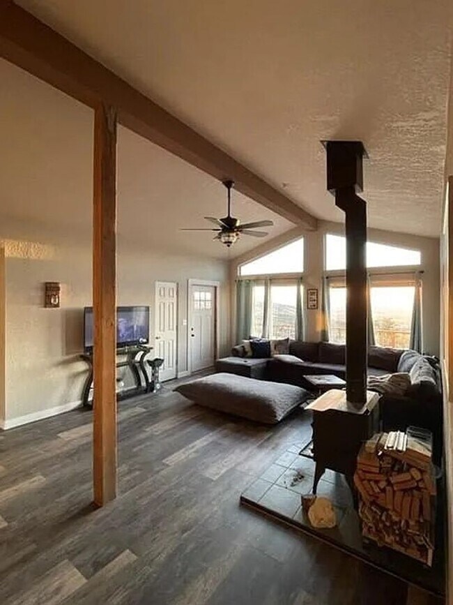 Building Photo - Beautiful country living!