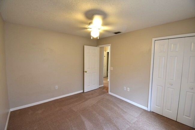 Building Photo - COMING SOON~ Spacious 3 bedroom 2 bath wit...