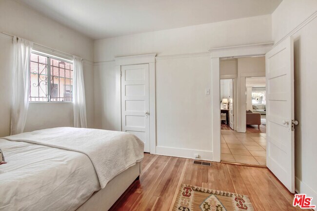 Building Photo - 1246 W 48th St