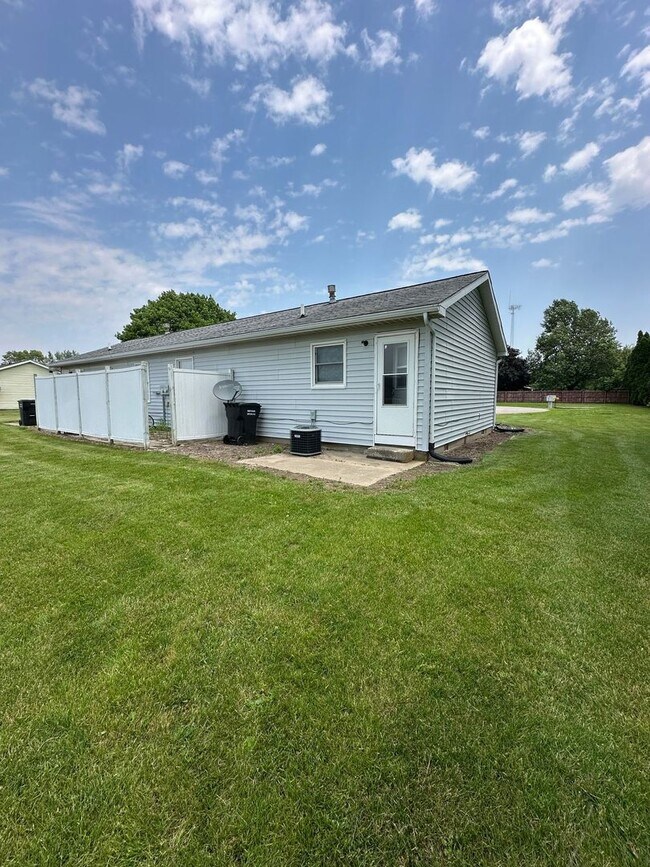 Building Photo - 3895-3905 N Meadow Ridge Dr