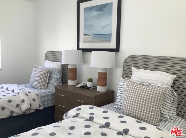 Building Photo - 219 13th St