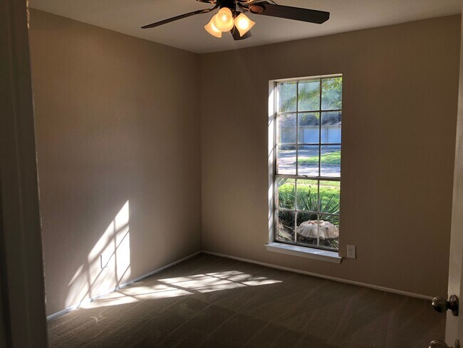 Building Photo - 3 Bedroom / 2 Bath / 2 Car Garage in Quiet...