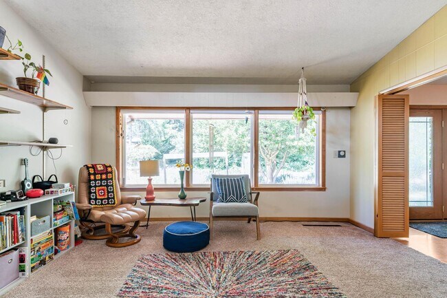 Building Photo - Charming 3-bdrm/2-bath Mid-Century ranch—A...