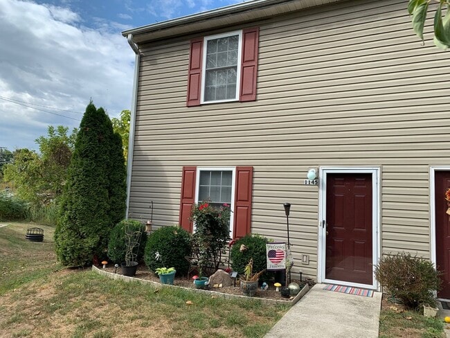 Building Photo - 2 Bedroom 2.5 Bath Townhouse