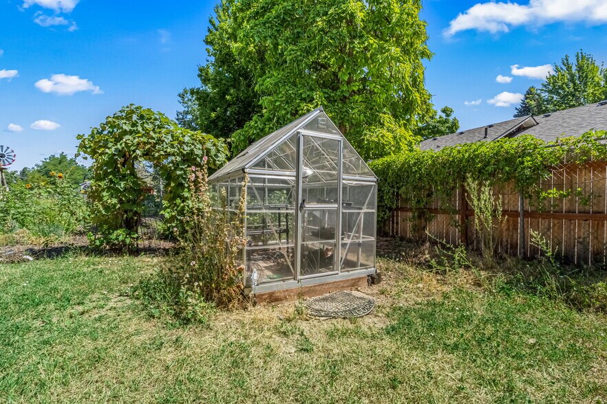 Your own greenhouse - 2971 Mumbarto Ave