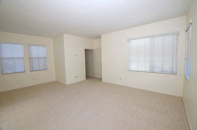 Building Photo - 4Br/3-1/2 bathroom Home