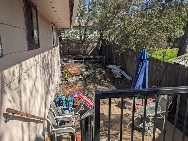 Building Photo - Cherry St Duplex