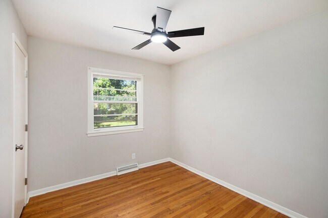 Building Photo - Move in Special!! Beautiful 3BR/2BA w/ Garage & Fenced Yard