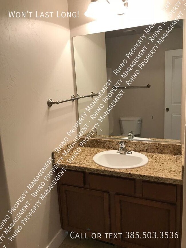 Building Photo - 3 Bed/3.5 Bath End Unit Townhouse in Sandy