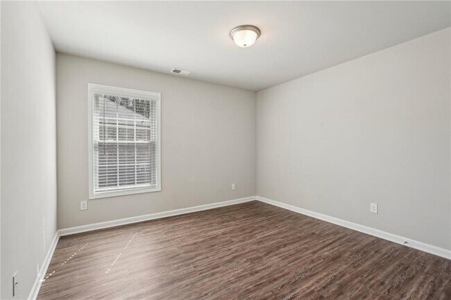 Building Photo - 516 College Dr