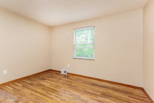 Building Photo - 65 W Bellecrest Ave