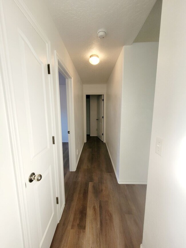 Building Photo - Newly upgraded 4 bedroom