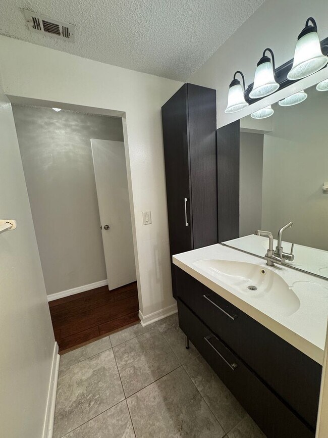 Building Photo - Freshly Updated Home for Lease – Move-In R...