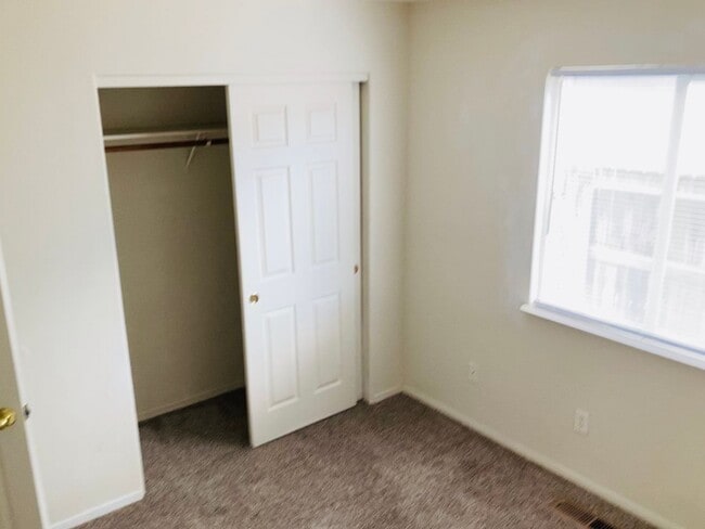 Building Photo - Charming 3 Bedroom