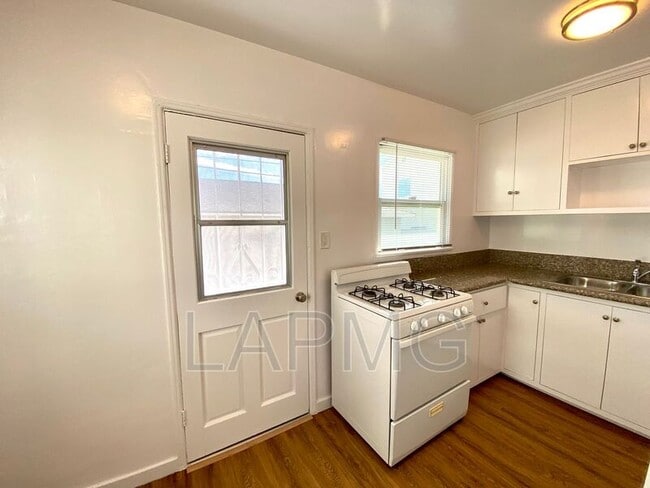 Building Photo - 2312 Ocean Park Blvd