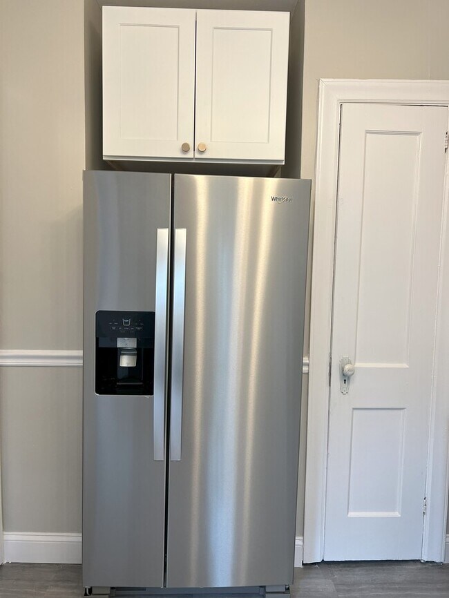 Building Photo - Beautifully Renovated 2BR Home with Modern...