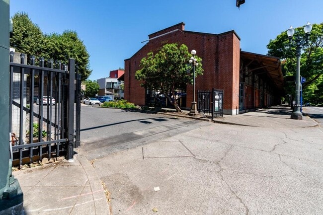Building Photo - 820 NW Naito Pkwy
