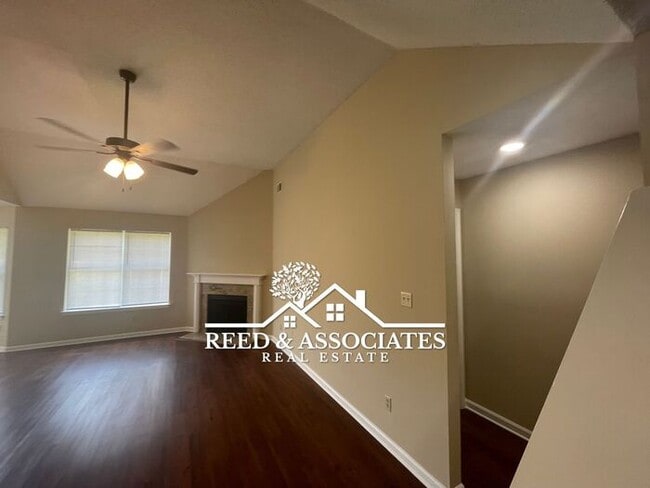 Building Photo - Charming Home Located in Quiet Cove!