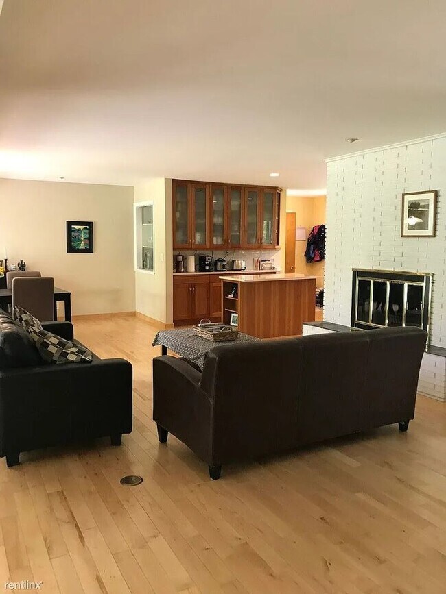 Building Photo - Inviting ranch situated in desirable North Ann Arbor