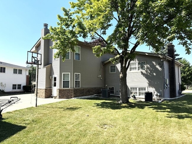 Building Photo - 723 W Gettysburg Dr
