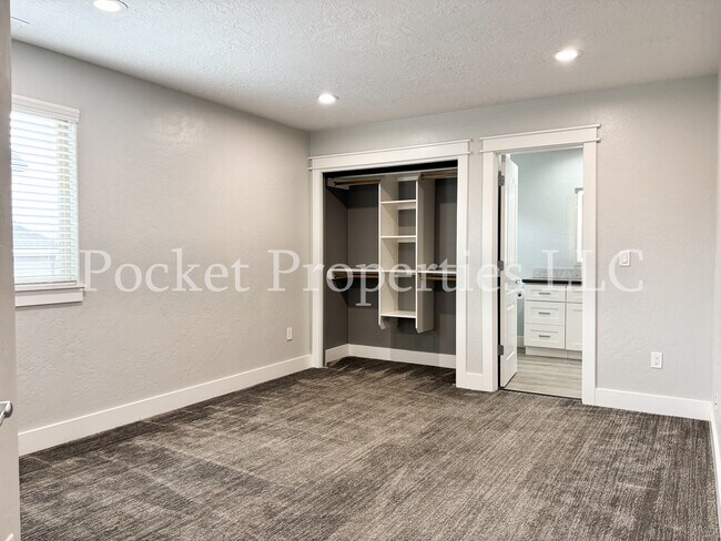 Building Photo - 874 E Forest Ridge Ct