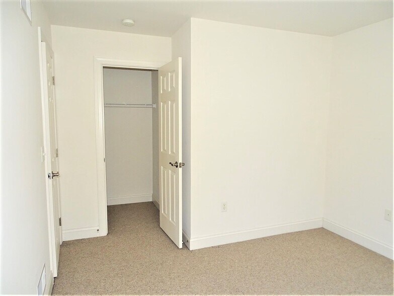 Building Photo - 766 Oak Leaf Ln
