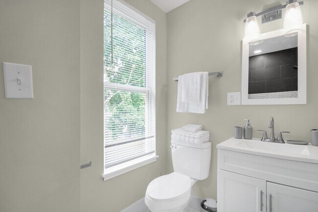 Building Photo - 570 Southwood Ave