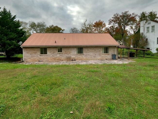 Building Photo - CHARMING STONE HOUSE IN SoKno w/ 3 BDRMS and 2 BATHS