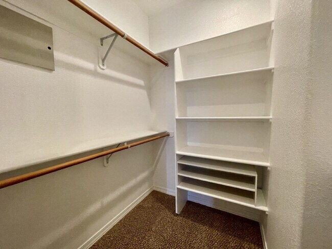 Building Photo - BHCRENT.COM Golf Course Living - Gated Com...