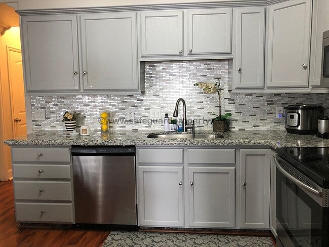 Building Photo - Beautiful Townhome in Wonderful Gated Comm...