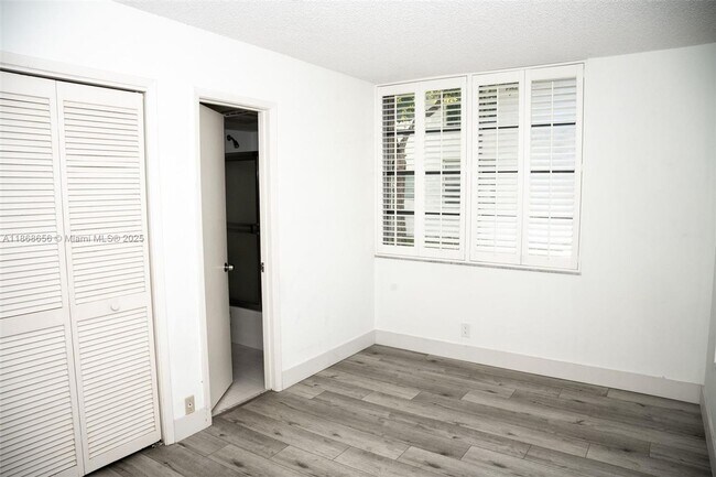 Building Photo - 4009 N Cypress Dr