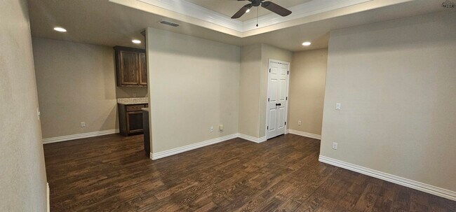 Building Photo - 2947 Cunningham Dr