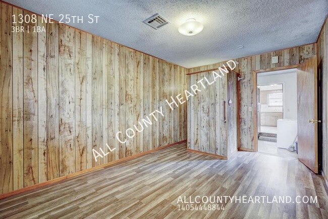 Building Photo - 1308 NE 25th St