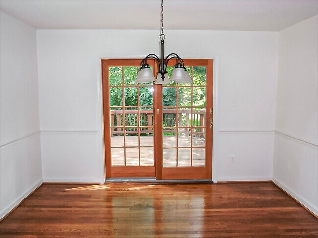 Building Photo - Ideal 3 Bedroom 2 Bath Colonial Just Over ...