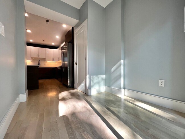 Building Photo - Luxury 4 Bed/2 Bath, LAUNDRY IN-UNIT, Newly Renovated, Private Porch, Washington Square