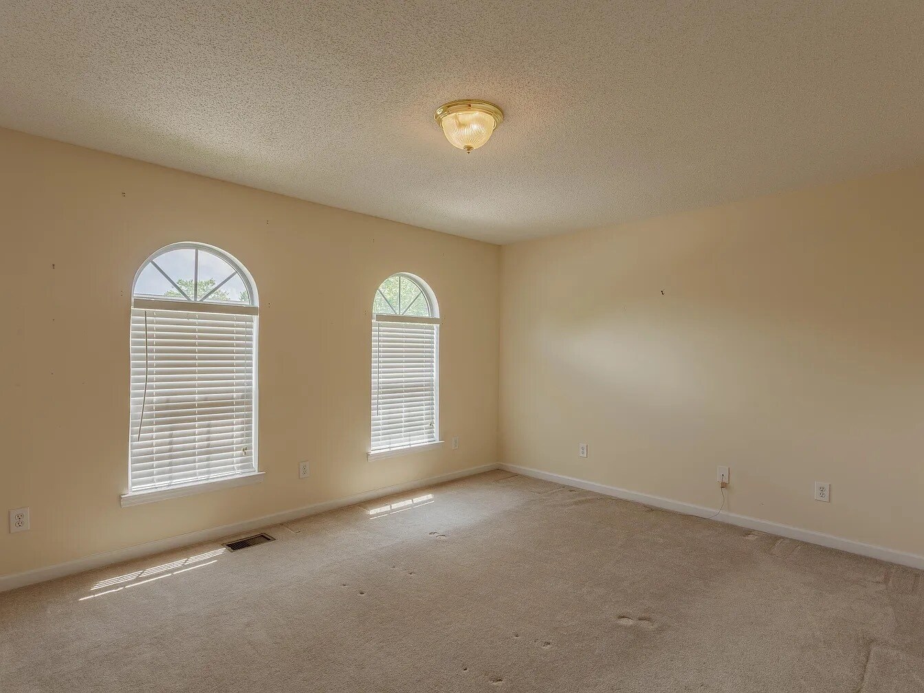 Building Photo - 1701 W Oak Dr