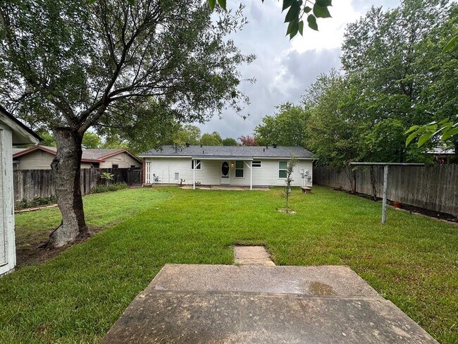 Building Photo - 5704 Cedardale Dr