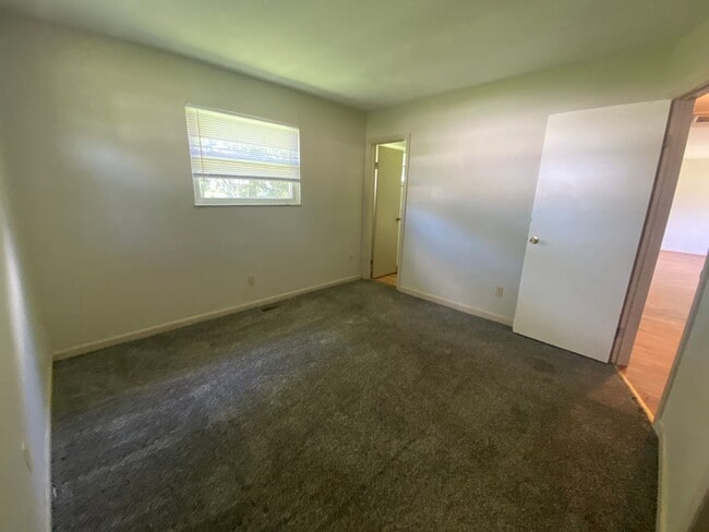 Building Photo - 3 Bedroom, 2 Bathroom Home on Bloomington's Westside