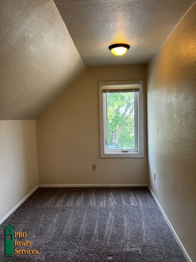 Building Photo - 423 NE Taylor St