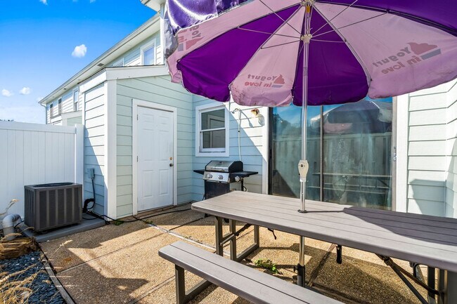 Building Photo - 405 13th Ave S