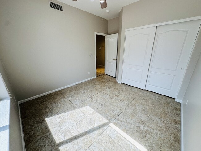 Building Photo - 672 W Raven Dr